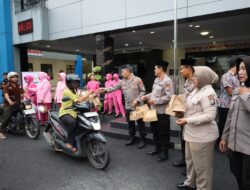Polres Tulungagung Berbagi Takjil Tebar Kebaikan di Bulan Ramadhan