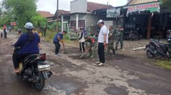 Babinsa Desa Kedunggebang, Bersama Pemdes Kerja Bhakti Pengurukan Jalan Berlubang