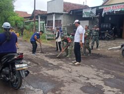 Babinsa Desa Kedunggebang, Bersama Pemdes Kerja Bhakti Pengurukan Jalan Berlubang