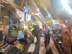 Polres Madiun Kota Patroli Sahur Berbagi Nasi Kotak untuk Warga di Bulan Ramadhan