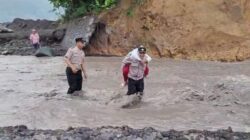 Aksi Heroik Polisi di Lumajang Gendong Siswa SD Seberangi Lahar Dingin Semeru