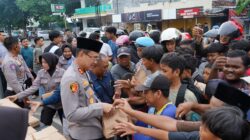 Polres Situbondo Bersama Insan Pers Berbagi Takjil Ratusan Bungkus Habis Dalam 10 Menit