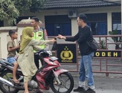 Polsek Bodeh dan AWPB Bagikan Ratusan Paket Takjil Gratis di Depan Mapolsek