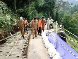 Hujan Lebat Picu Longsor di Akses Desa Taji Jabung, Bupati Malang Tinjau Lokasi Pastikan Penanganan Segera Dilakukan
