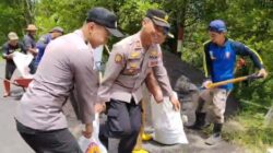 Gotong Royong Polres Lumajang dan Warga Pasang Ratusan Bronjong di Lokasi Longsor
