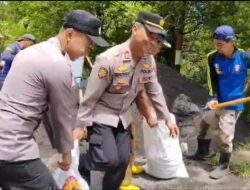 Gotong Royong Polres Lumajang dan Warga Pasang Ratusan Bronjong di Lokasi Longsor