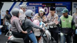 Polantas Banyuwangi Berbagi Takjil di Depan TMP, Sambil Ingatkan Keselamatan Berkendara