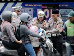 Polantas Banyuwangi Berbagi Takjil di Depan TMP, Sambil Ingatkan Keselamatan Berkendara