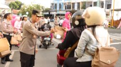 Semangat Ngrandu Buko, Kapolresta Banyuwangi Pimpin Aksi Berbagi Takjil di Jalan Raya