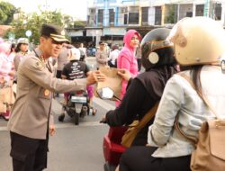 Semangat Ngrandu Buko, Kapolresta Banyuwangi Pimpin Aksi Berbagi Takjil di Jalan Raya