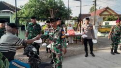 Tebar Berkah Ramadan, TNI–Polri dan Persit Pesanggaran Kompak Berbagi Takjil untuk Masyarakat
