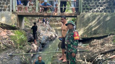 Sigap Tangani Kejadian Darurat, Babinsa Jajag Bantu Evakuasi Anak Hanyut ke Rumah Sakit