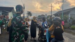 Tak Gentar Hujan, TNI dan Pemuda Bangorejo Tebar Takjil Berkah untuk Warga