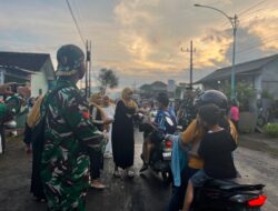 Tak Gentar Hujan, TNI dan Pemuda Bangorejo Tebar Takjil Berkah untuk Warga