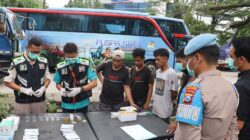 Polres Pelabuhan Tanjungperak Test Urine Sopir Truk dan Bus Jelang Mudik Lebaran