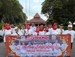 Jelang Buka Puasa, DPC PAMDI Banyuwangi Bagikan Ribuan Paket Takjil Gratis