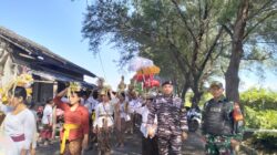 Babinsa Watukebo Kawal Ibadah Melasti, Jaga Keamanan dan Kekhidmatan Warga