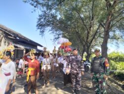 Babinsa Watukebo Kawal Ibadah Melasti, Jaga Keamanan dan Kekhidmatan Warga