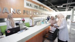 Pastikan Pelayanan Tetap Normal Meski WFA, Bupati Ipuk Sidak Layanan Publik