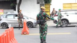 Atur Lalu Lintas untuk Cegah Kemacetan di Ketapang, Aksi Humanis Anggota Kodim 0825/Banyuwangi Bikin Haru Para Sopir di Tengah Antrean Panjang