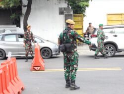 Atur Lalu Lintas untuk Cegah Kemacetan di Ketapang, Aksi Humanis Anggota Kodim 0825/Banyuwangi Bikin Haru Para Sopir di Tengah Antrean Panjang