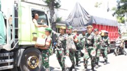 Hari ke-2 Aksi Humanis Kodim/0825 Banyuwanngi dan Aparat Gabungan di Ketapang, Nasi Bungkus Hangat untuk Sopir yang Terjebak Antrean Panjang