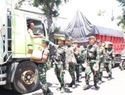 Hari ke-2 Aksi Humanis Kodim/0825 Banyuwanngi dan Aparat Gabungan di Ketapang, Nasi Bungkus Hangat untuk Sopir yang Terjebak Antrean Panjang