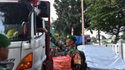 Kepedulian di Tengah Arus Balik: Kodim 0825/Banyuwangi Bagikan Logistik untuk Sopir di Antrian Pelabuhan Ketapang