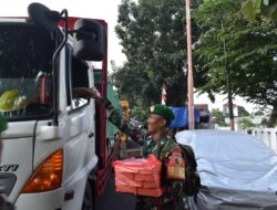 Kepedulian di Tengah Arus Balik: Kodim 0825/Banyuwangi Bagikan Logistik untuk Sopir di Antrian Pelabuhan Ketapang