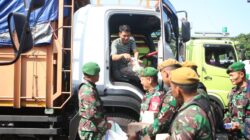 Jumat Penuh Kepedulian di Ketapang: Aksi Sunyi Prajurit Kodim 0825 Banyuwangi Menghangatkan Hati Sopir Truk dengan Berbagi Makanan dan Minuman