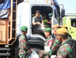 Jumat Penuh Kepedulian di Ketapang: Aksi Sunyi Prajurit Kodim 0825 Banyuwangi Menghangatkan Hati Sopir Truk dengan Berbagi Makanan dan Minuman
