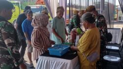 Personel Kodim 0825/Banyuwangi Siaga di Tiga Titik Krusial, Bagikan Air Minum dan Makanan di Tengah Pengamanan Arus Mudik Ketapang