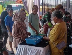 Personel Kodim 0825/Banyuwangi Siaga di Tiga Titik Krusial, Bagikan Air Minum dan Makanan di Tengah Pengamanan Arus Mudik Ketapang