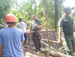 Kasdim 0825 Turun Langsung: Pengerjaan Jembatan Perintis Garuda Hari ke-9 Kian Dekati Harapan Warga Songgon