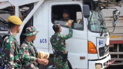 Senin Ceria di Dermaga Bulusan: Prajurit Kodim 0825 Banyuwangi Berbagi untuk Sopir