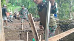 Koramil Songgon Pimpin Hari ke-12 Pembangunan Jembatan di Sungai Binau