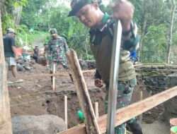 Koramil Songgon Pimpin Hari ke-12 Pembangunan Jembatan di Sungai Binau