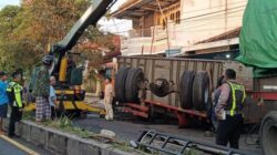 Hindari Penyeberang Jalan, Truk Gandeng Tabrak Pembatas di Penataban
