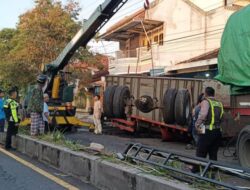 Hindari Penyeberang Jalan, Truk Gandeng Tabrak Pembatas di Penataban