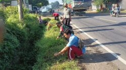 TNI dan Warga Wongsorejo Kompak Bersih-Bersih Jalan Raya, Cegah Banjir dan Ciptakan Lingkungan Nyaman