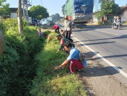 TNI dan Warga Wongsorejo Kompak Bersih-Bersih Jalan Raya, Cegah Banjir dan Ciptakan Lingkungan Nyaman