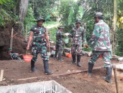 Hari ke-17, Semangat Tak Padam: Koramil 0825/20 Songgon dan Warga Bahu-Membahu Bangun Jembatan Binau