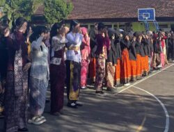 Momentum Hari Kartini, SMP Negeri 2 Rogojampi Semarak dengan Busana Adat
