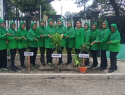 Peringati HUT ke-80, Persit Ranting 10 Tegaldlimo Gelar Aksi Penghijauan di Lingkungan Koramil