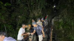 Malam Minggu Penuh Aksi: Polisi dan Warga Sempu Gotong Royong Bangun Jembatan Merah Putih