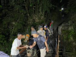 Malam Minggu Penuh Aksi: Polisi dan Warga Sempu Gotong Royong Bangun Jembatan Merah Putih