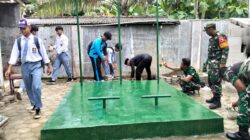 Babinsa Kandangan dan Anggota Koramil Pesanggaran Bersama Warga Bersinergi, Bangun Sarana Garjas Ponpes Darul Falah untuk Tingkatkan Kebugaran