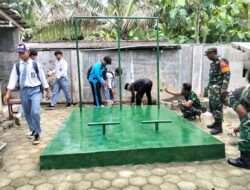 Babinsa Kandangan dan Anggota Koramil Pesanggaran Bersama Warga Bersinergi, Bangun Sarana Garjas Ponpes Darul Falah untuk Tingkatkan Kebugaran