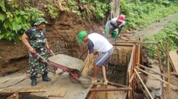 Kapten Kav Andoko Pimpin Langsung Gempuran Beton Di Sungai Binau — TNI Dan Rakyat Bersatu Bangun Jembatan Garuda Yang Akan Ubah Nasib Dua Dusun