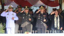 Dandim 0825/Banyuwangi Hadiri Upacara Hardiknas yang Dipimpin Langsung Mendikdasmen di Taman Blambangan  BANYUWANGI – Komandan Kodim 0825/Banyuwangi, Letkol Arm Tryadi Indrawijaya, menghadiri upacara peringatan Hari Pendidikan Nasional (Hardiknas) tahun 2026 yang digelar di Taman Blambangan, Sabtu (02/05/2026). Upacara tersebut dipimpin langsung oleh Menteri Pendidikan Dasar dan Menengah Republik Indonesia, Prof. Dr. Abdul Mu’ti, dan diikuti oleh jajaran Forkopimda, pelajar, serta insan pendidikan se-Banyuwangi.  Dalam amanatnya, Prof. Dr. Abdul Mu’ti menekankan pentingnya peran seluruh elemen bangsa dalam memajukan pendidikan nasional. Ia menyampaikan bahwa peringatan Hardiknas bukan sekadar seremoni, melainkan momentum untuk memperkuat komitmen dalam menciptakan pendidikan yang inklusif, berkualitas, dan berkarakter guna menghadapi tantangan global di masa depan.  Sementara itu, Letkol Arm Tryadi Indrawijaya menyampaikan bahwa kehadirannya merupakan bentuk dukungan TNI terhadap kemajuan dunia pendidikan. Menurutnya, sinergi antara pemerintah, aparat, dan lembaga pendidikan sangat penting dalam membentuk generasi muda yang disiplin, berintegritas, serta memiliki semangat kebangsaan yang kuat. Ia berharap peringatan Hardiknas ini dapat menjadi pemacu semangat bagi seluruh pihak untuk terus berkontribusi dalam pembangunan pendidikan di Banyuwangi.